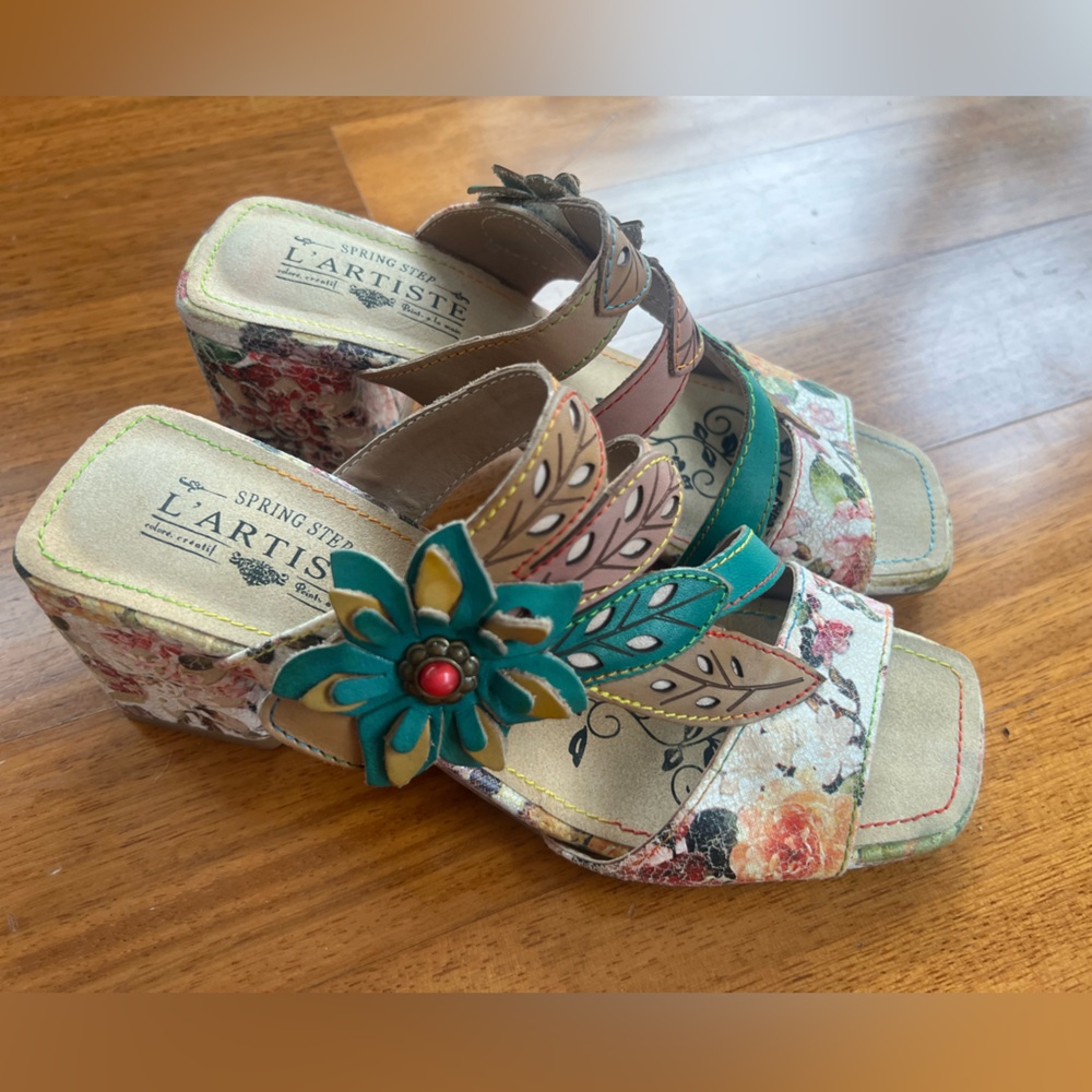 L'Artiste by Spring Step Sandals